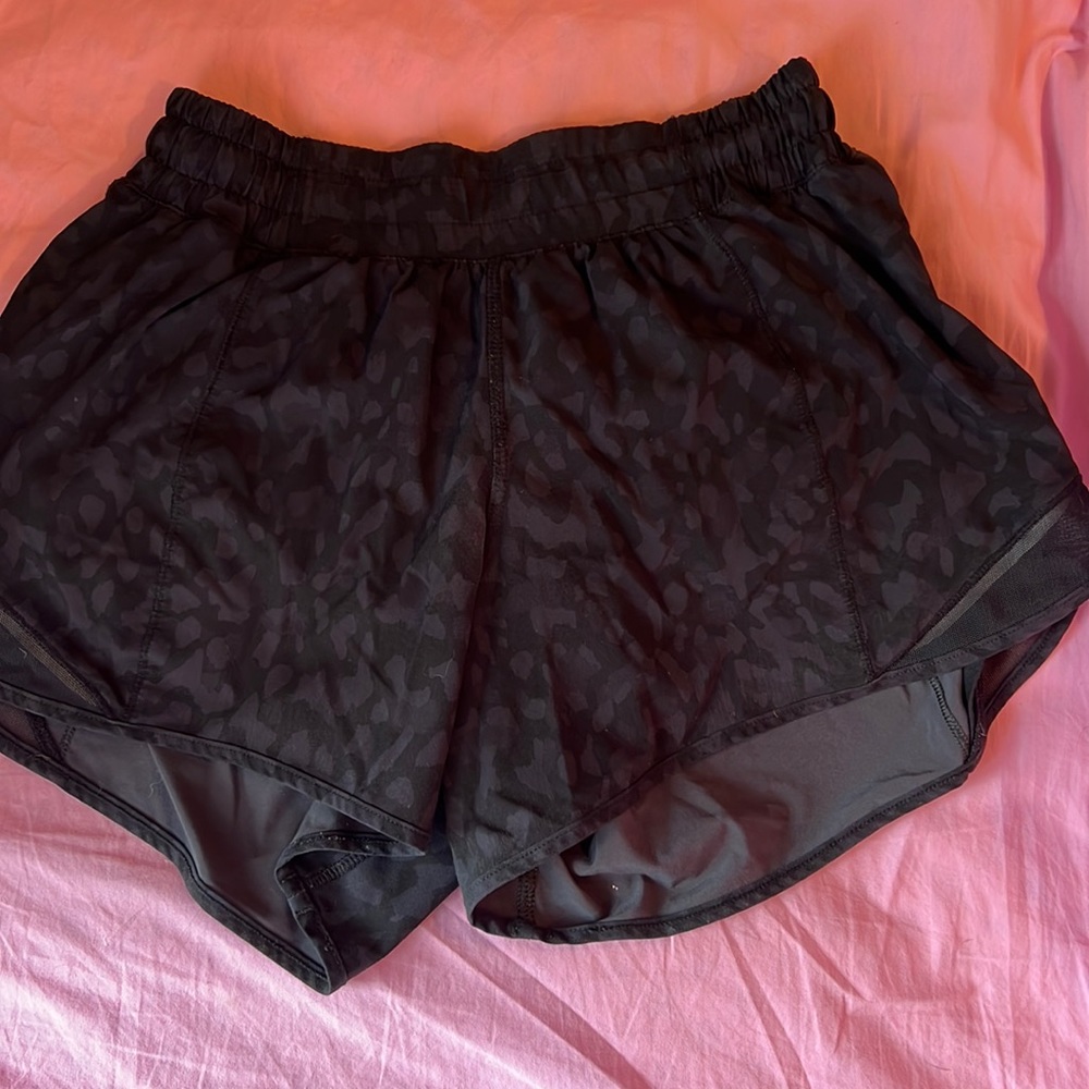 Lululemon size 4 Hotty hot shorts 4”